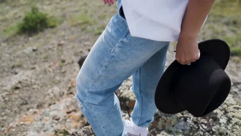 Close-up white shirt fluttering in the wind. hat and shirt close-up on a Vidéo 131431371