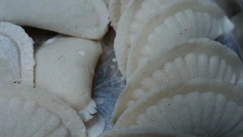 Close-up of white steamed dumplings arranged on a plate, White steamed dump.. Vidéo 339022815