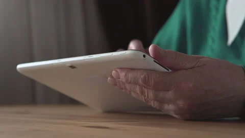 Close up of a white tablet PC in aged woman hands - Side view Vídeos de archivo 143885908