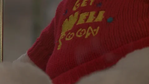 Close up of white teddy bear with Get Well Soon sweater. Vídeo Stock 111330249