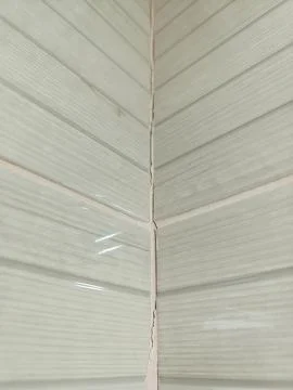 A close up of a white wall with a crack in it Foto stock