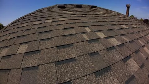 Close up wide angle perspective of an asphalt shingle residential house roof Foto stock