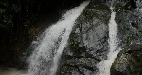 Close, wide-angle view of small waterfall-59 sec 4k P2040709 Stockbeeldmateriaal 165590816