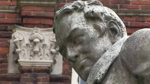 Close up of William Wilberforce in front of the Wilberfoce House Museum, Hull UK Stock Footage 105326513