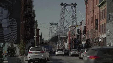 Close up of Williamsburg Bridge through the streets of Brooklyn. Vidéo 82458245