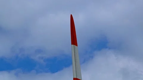 Close-up Wind Turbine Blade Red Tip Blue Sky Clouds Vidéo 337365474