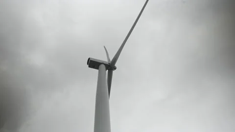 Close up of a wind turbine in the clouds 库存影片 133504360