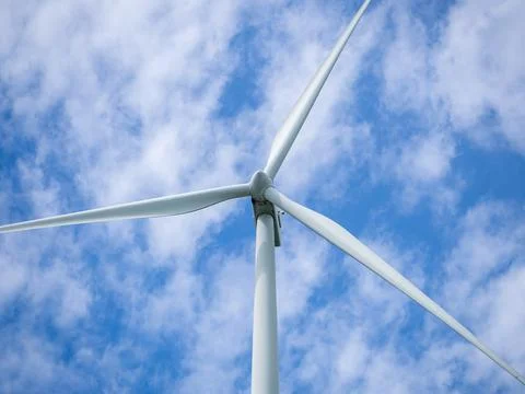 Close up wind turbine generator with cloud and blue sky. wind energy. Stock-Fotos