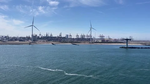 Close-up of windmill blades over the harbor Vídeos de archivo 331353363