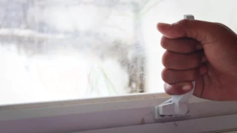 Close window Stock-Footage 335120809