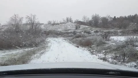 Close-up of windshield wipers working on a snowy day Vidéo 332355292