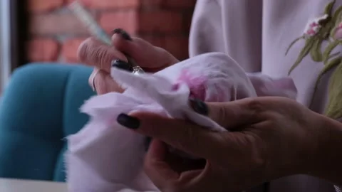 Close-up wiping a brush on a rag Vidéo 168639061