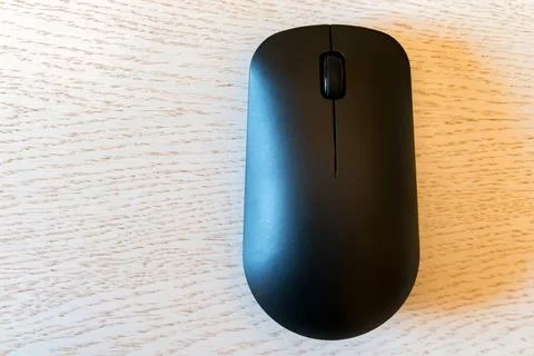 Close up of wireless computer mouse on white wooden background Stock-Fotos