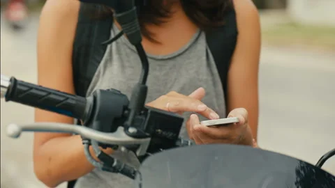 Close up of woman biker using the map application on the smartphone 動画素材 88673816