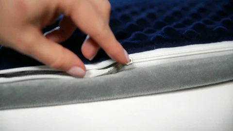 Close up woman hand sets up sheets. Zipping blanket into the duvet cover. Stock-Footage 106837604