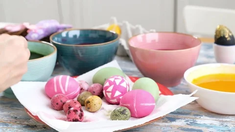 Close up of woman hands coloring easter eggs with egg dye. Colorful easter eggs Vídeos de archivo 123331731