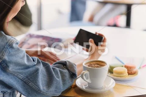 Close up of a woman hands holding her smartphone Stock Photos