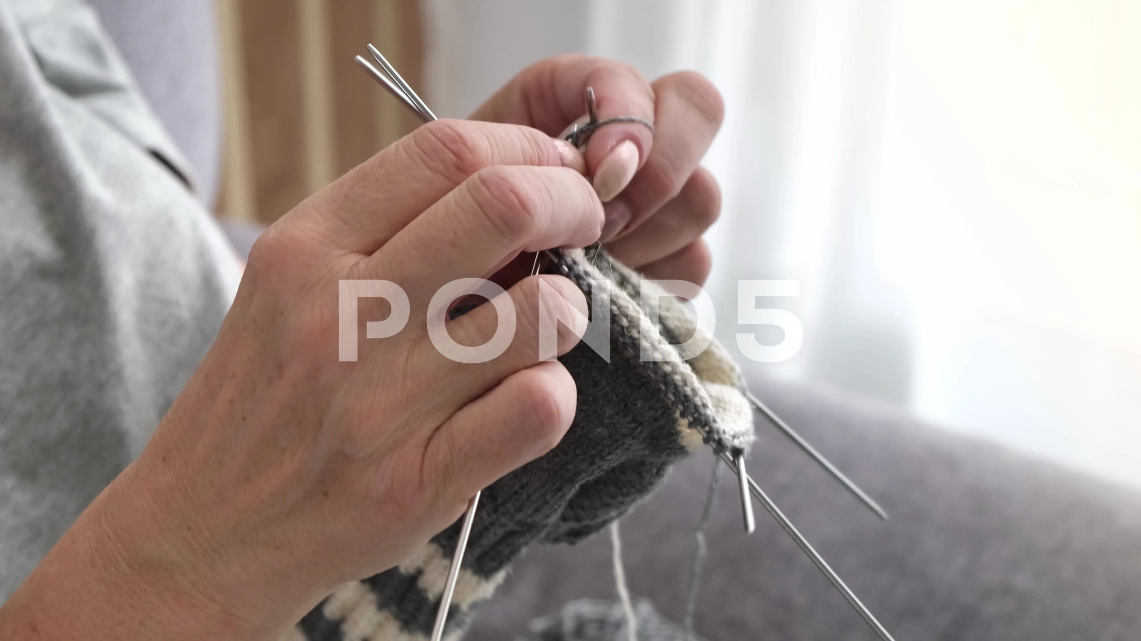 WOOL NEEDLES HANDS