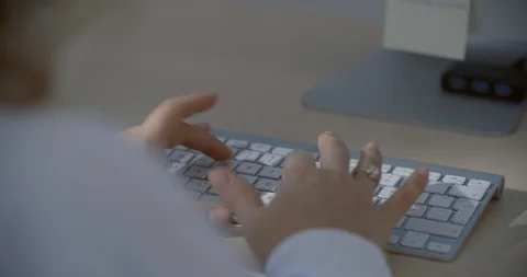 Close-up of woman hands using computer keyboard in office 库存影片 86603742