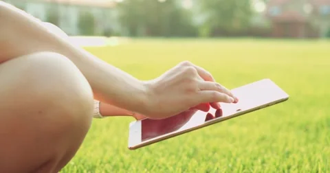 Close-up woman hands using digital tablet computer touchscreen. Slow motion. Vidéo 53105375