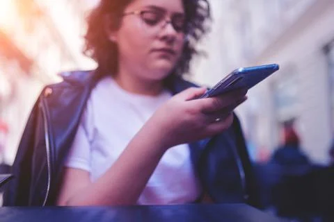 Close up of woman hands using mobile smartphone Foto stock