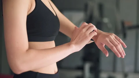 Close up of woman hands is using smart watch in fitness gym Vídeos de archivo 146131692