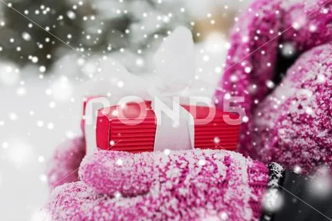 Close up of woman holding christmas gift outdoors Stock-Fotos