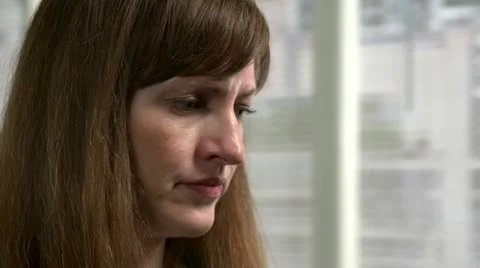 Close-up of a woman looking concerned. Vídeo Stock 10878255