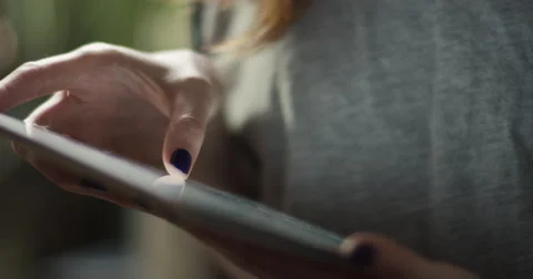 Close-up of woman using digital tablet Vídeo Stock 63374004