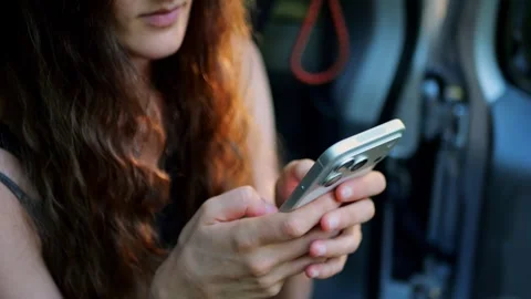Close-up of a woman using a smartphone to send text messages... Vídeo Stock 340290961