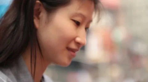 Close Up of Woman Using Tablet Device in City Square Vídeos de archivo 21225774