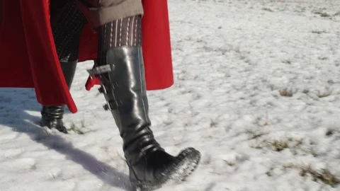 Close Up Womans Boots Walking through Snow Vidéo 111755928