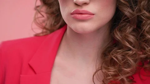 Close up of Woman’s Face Looking at Camera, Having plump pink Lips. Vídeo Stock 124909865