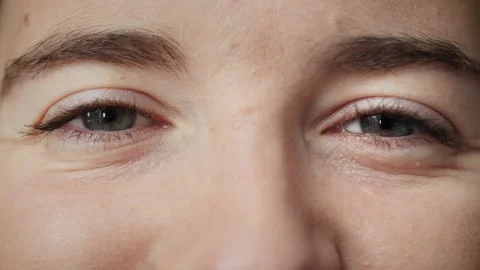 Close up of Woman's face smiling. Attractive girl with beautiful blue eyes. Vídeos de archivo 142909286