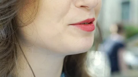 Close up of woman's face who is talking to someone and smiling, steadycam shot Vídeos de archivo 79305886