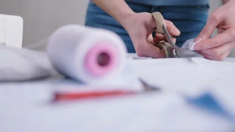 Close-up of woman's hand cutting tissue with scissors Vidéo 72576103