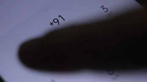 Close-up woman's hand dialing 911 emergency number on the phone. 库存影片 220422474