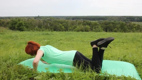 Close up of a woman's hand doing pushing exercises on nature in the morning, Vídeo Stock 87492276