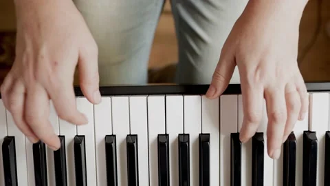 Close up of woman's hand playing the electric piano. Stock-Footage 161743024