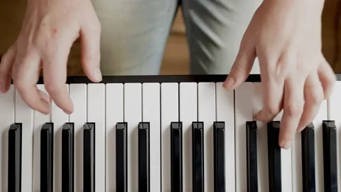 Close up of woman's hand playing the electric piano. Stock-Footage 161743070