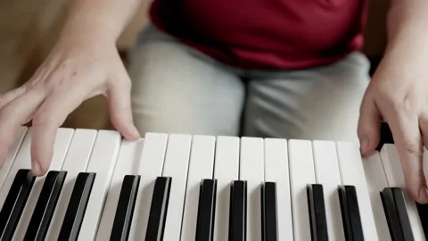 Close up of woman's hand playing the electric piano. Stock-Footage 161743191