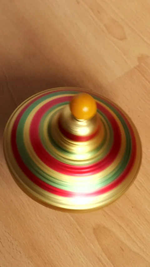 Close-up of a woman's hand playing with a rotating yula toy. Vitiligo disea.. Vídeo Stock 306146434