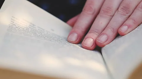 Close up woman's hand reading a book. Vidéo 62256882