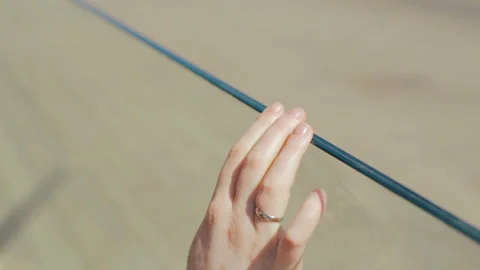 Close up woman's hand with a ring . Wome is walking along the coast slow motion. Vidéo 86288969