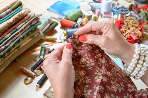 Close up of woman's hand sewing patchwork 스톡 사진