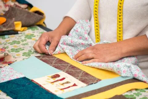 Close up of woman's hand sewing patchwork Foto stock