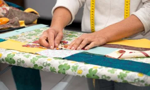 Close up of woman's hand sewing patchwork Foto stock