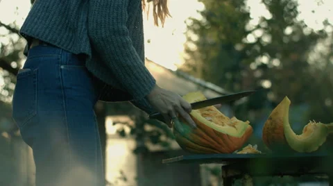 Close up on woman's hand slicing pumpkin Video stock 69055164