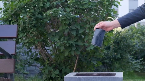 Close-up woman's hand throws broken smartphone into trash 스톡 동영상 116879158
