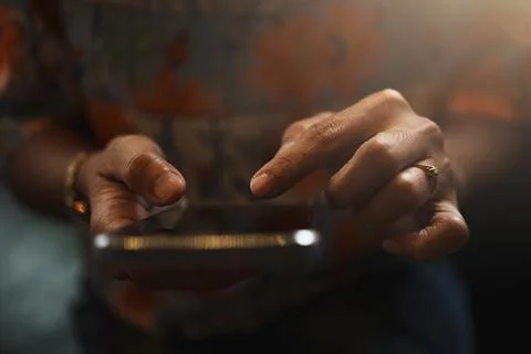 Close-up of woman's hand using a smartphone during coffee break. Foto stock